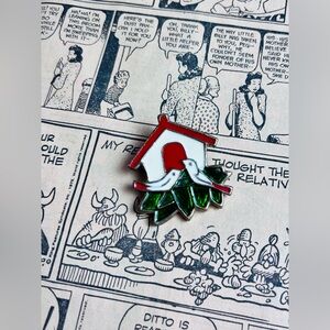 LAST CHANCE ✅ VTG 1990s Red and Green Birdhouse Holiday Pin